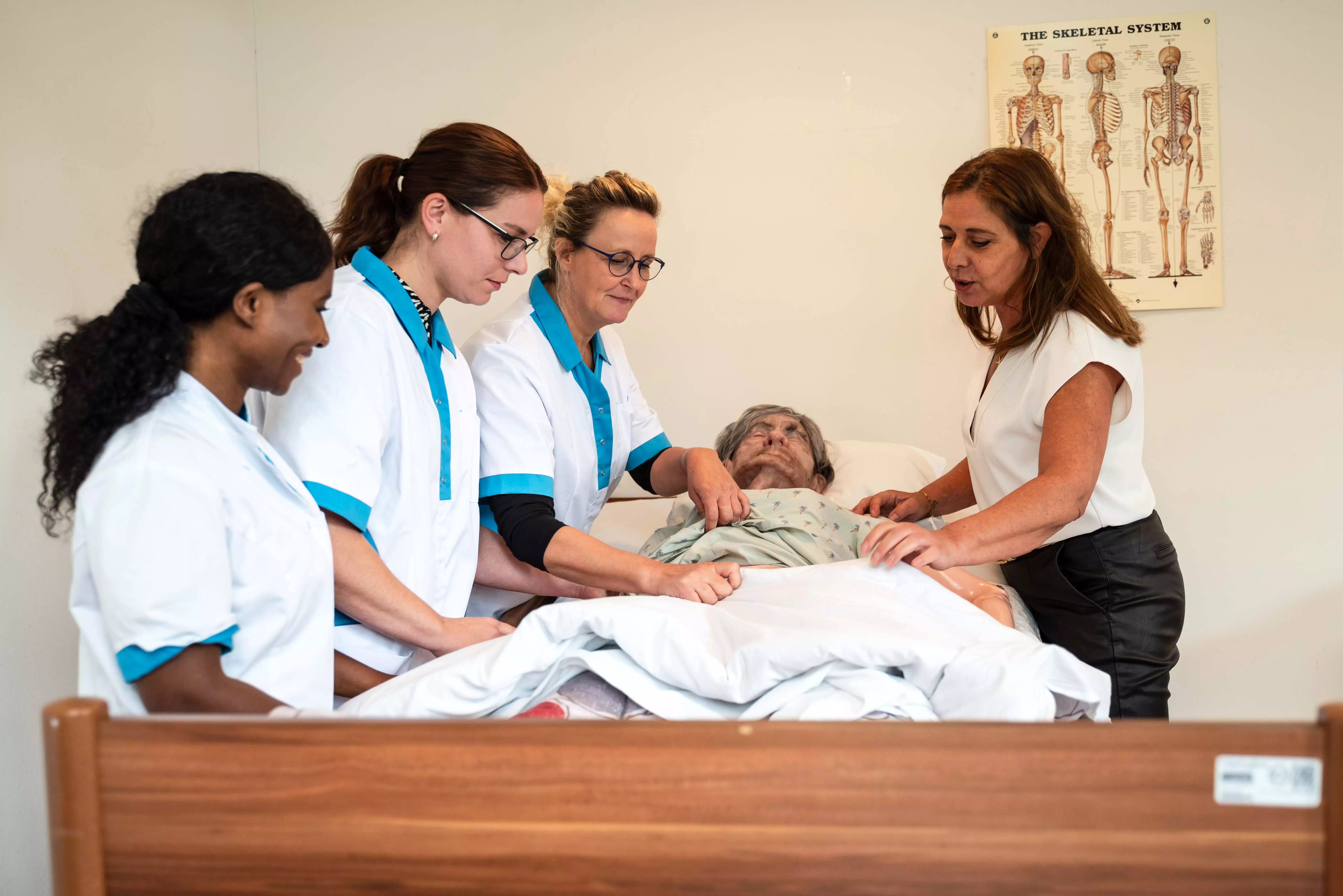 Palliatief verpleegkundige houdt hand cliënt vast.