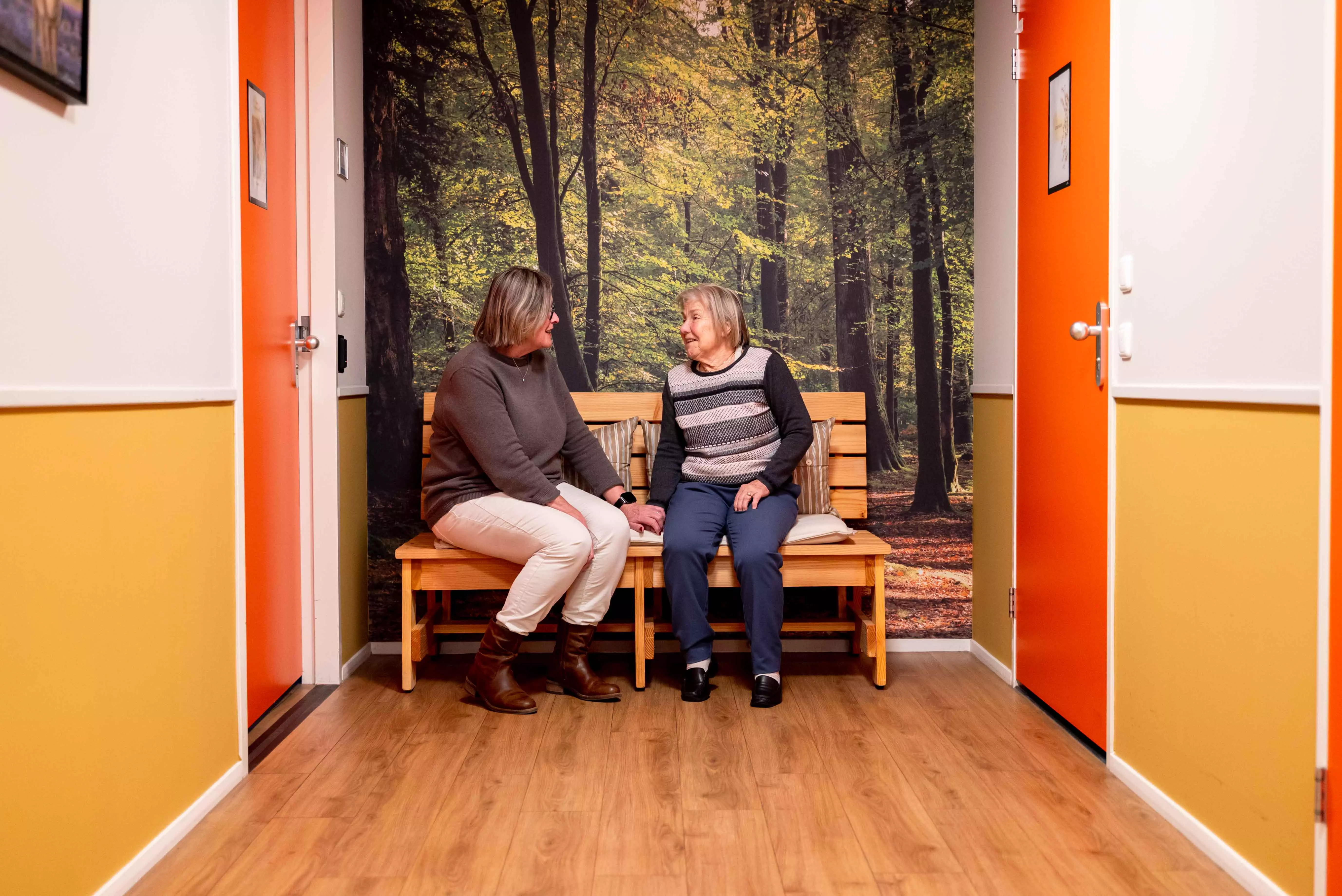 Zorgbemiddelaar kletst met cliënt