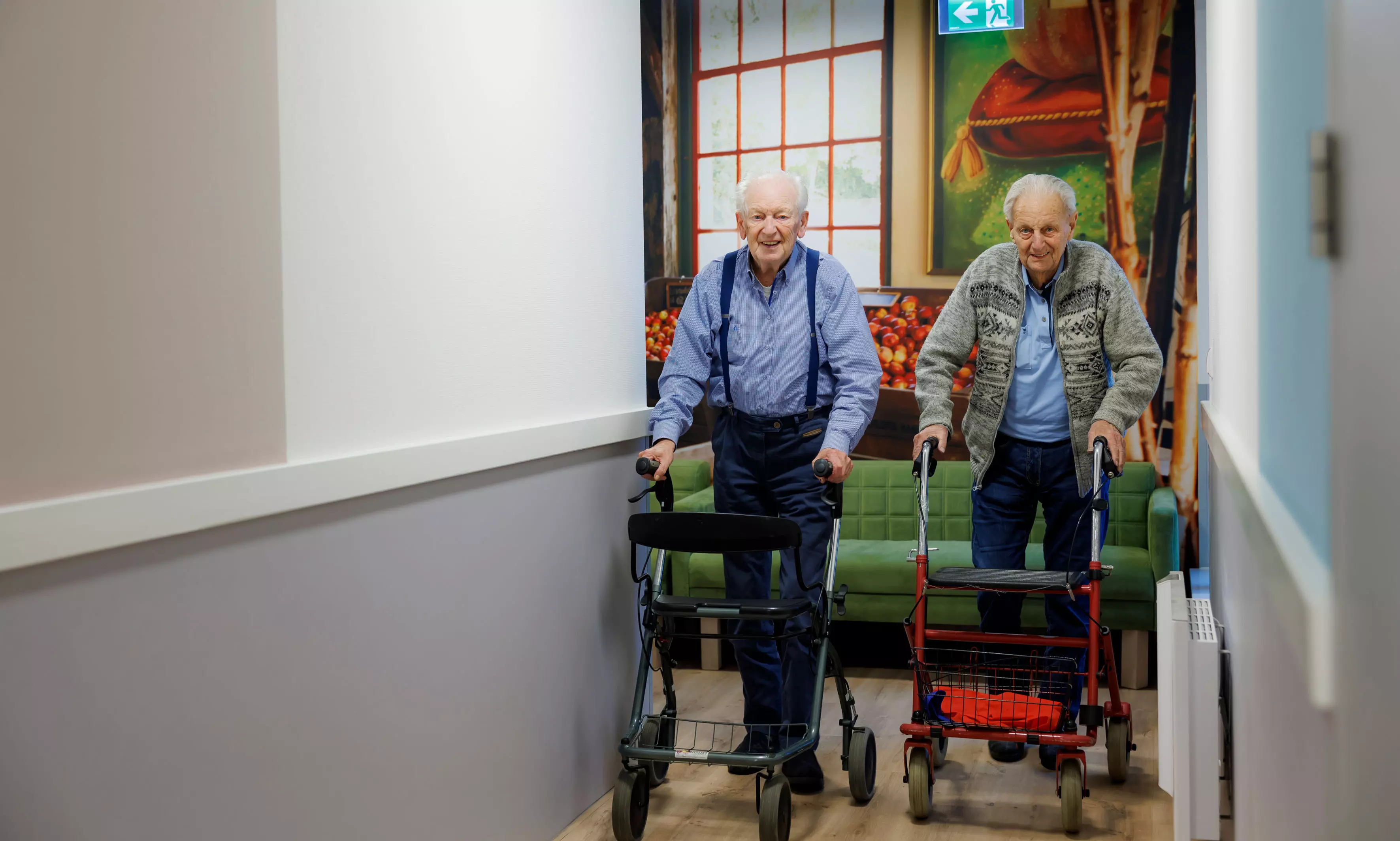 twee bewoners van locatie Juliana lopen door de gang